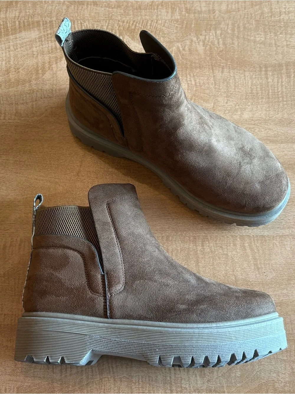 QupidChunky Platform Suede Chelsea Boots - Brown